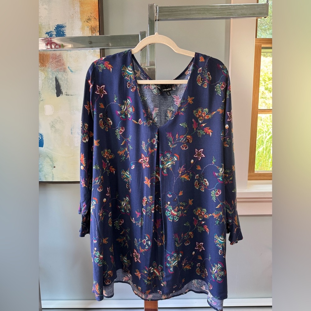 Wallpapher  EUC  Navy Multicolor   V neck Floral Tunic 3/4 sleeve. Size 1X